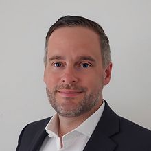 Johannes Hirzebruch,<br>Head of Corporate Real Estate, LEONI AG<br><br>LEONI ist ein globaler Anbieter von Lösungen für das Energie- und Datenmanagement verschiedenster Industrien. Das Nürnberger Unternehmen beschäftigt weltweit 95.000 Mitarbeiter:innen.